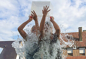 Jetzt wird's nass und kalt: Zwei Mutige bei der „Ice Bucket Challenge“