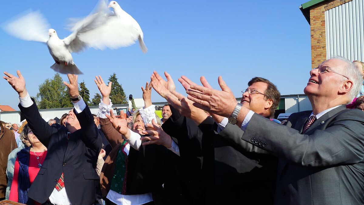 Weiße Tauben als Zeichen des Friedens wurden nach dem Gottesdienst fliegen gelassen