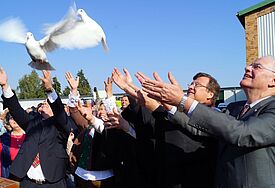 Nach dem ökumenischen Gottesdienst ließen Landwirtschaftsminister Till Backhaus, Bürgermeisterin Andrea Eichler, Pastor Jens D. Haverland, Bischof Hans-Jürgen Abromeit und Bauernverbandspräsident Rainer Tietböhl (v.li.n.re) weiße Tauben fliegen