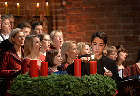 Mit einem Fernsehgottesdienst in der Marktkirche in Hannover hat das evangelische Hilfswerk "Brot für die Welt" am Sonntag (29.11.15) seine 57. Spendenaktion eröffnet. (Foto: Quillen Chavez zuendet die erste Kerze am Adventskranz an)