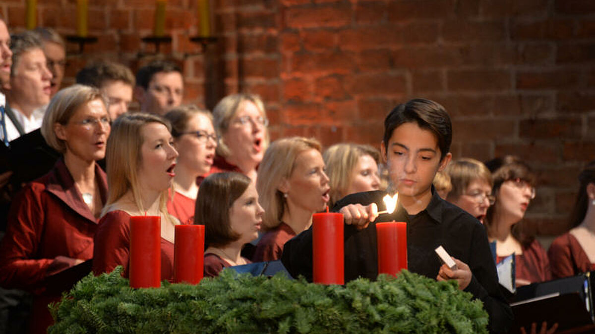 Mit einem Fernsehgottesdienst in der Marktkirche in Hannover hat das evangelische Hilfswerk "Brot für die Welt" am Sonntag (29.11.15) seine 57. Spendenaktion eröffnet. (Foto: Quillen Chavez zündet die erste Kerze am Adventskranz an)