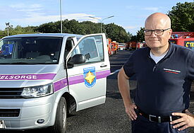 Notfallseelsorger Frank Conrads vor seinem Einsatzfahrzeug im nordrhein-westfälischen Windhagen.