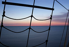 Das Nordkirchenschiff fährt in den Sonnenaufgang über der Nordsee.