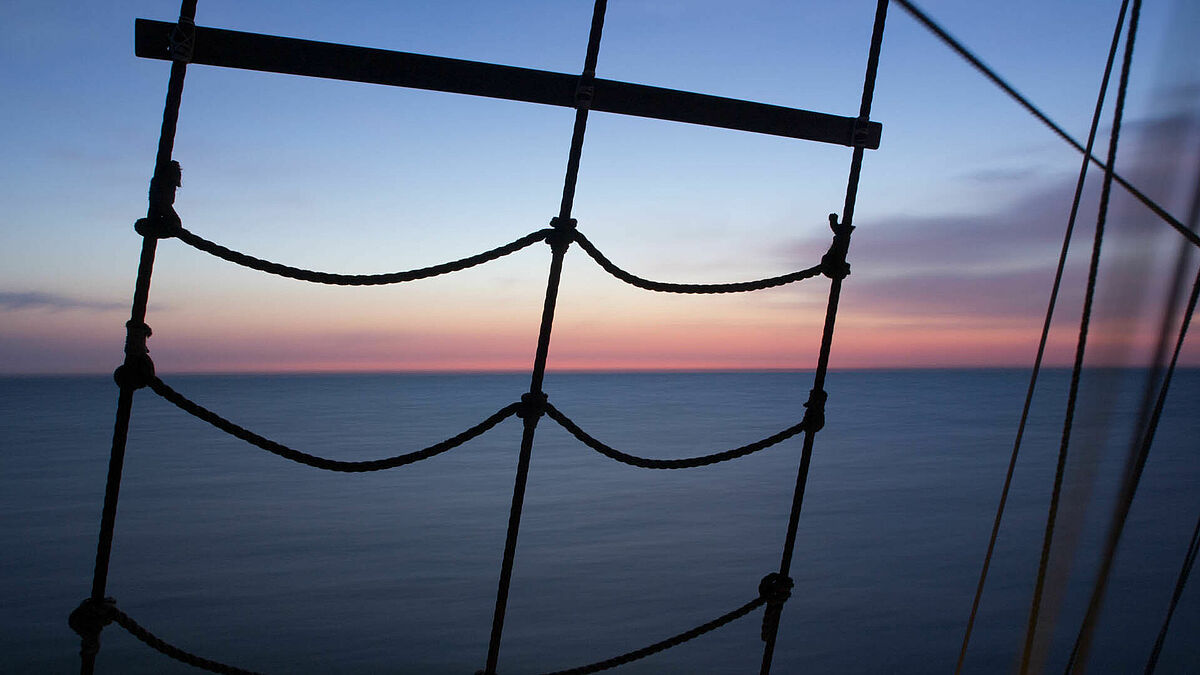 Das Nordkirchenschiff fährt in den Sonnenaufgang über der Nordsee.