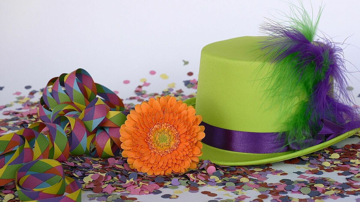 Bunt und fröhlich wird Karneval gefeiert 