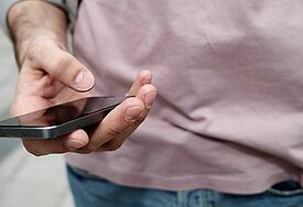 Mann mit Smartphone in der Hand