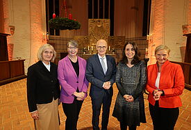 Pröpstin Ulrike Murmann (Kirchenkreis Hamburg-Ost), Landesbischöfin Kristina Kühnbaum-Schmidt, Dr. Peter Tschentscher, Aydan Özoğuz, Bischöfin Kirsten Fehrs (v.l.n.r.) beim Adventsempfang 2022