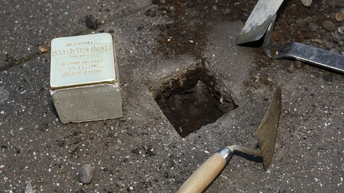 Projekt Stolpersteine. Der Kölner Bildhauer Gunter Demnig erinnert an die Opfer der NS-Zeit, indem er vor ihrem letzten Wohnort Gedenktafeln aus Messing ins Trottoir verlegt. 