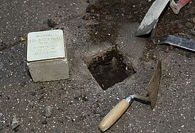 Projekt Stolpersteine. Der Kölner Bildhauer Gunter Demnig erinnert an die Opfer der NS-Zeit, indem er vor ihrem letzten Wohnort Gedenktafeln aus Messing ins Trottoir verlegt.