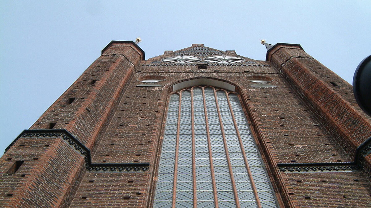 In der Georgenkirche von Wismar wird der "Jedermann" aufgeführt, barrierefrei für Gehörlose