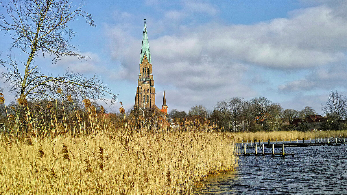 Weithin sichtbar ist der historische Schleswiger Dom von 1894. Zum Ende dieses Jahres sollen die Sanierungsarbeiten an Turm und Westfassade beginnen