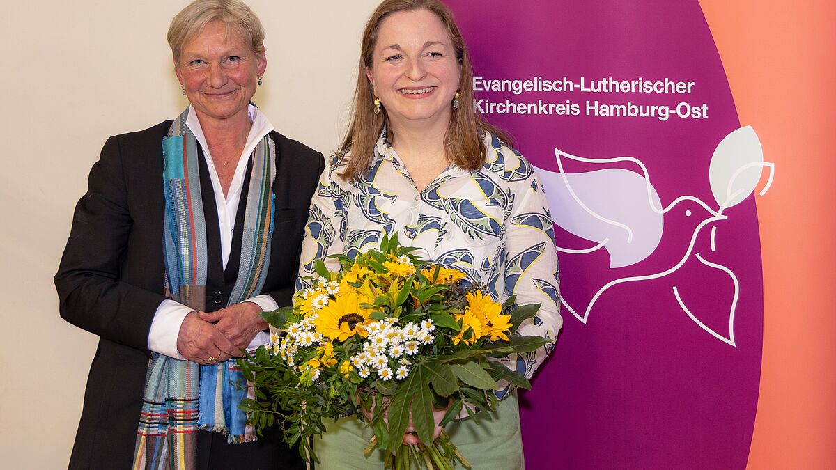 Bischöfin Kirsten Fehrs gratuliert Pastorin Anne Arnholz zur Wahl.