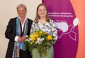 Bischöfin Kirsten Fehrs gratuliert Pastorin Anne Arnholz zur Wahl.