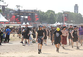 Wacken Gelände mit Metal-Fans 