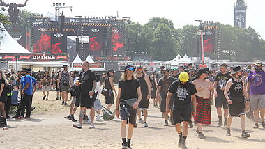 Wacken Gelände mit Metal-Fans 