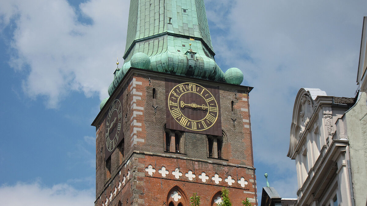 Immer ein Ziel: Kirchtürme und ihre Uhren und Glocken. Hier die St. Jakobi-Kirche in Lübeck.