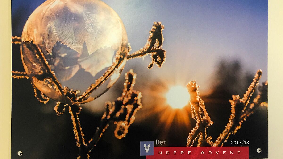 Seit 30 Jahren gibt es den Kalender der "Andere Advent", hier der Titel aus dem Jahr 2017/2018.