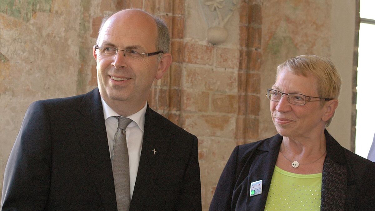 Bischof Magaard und Ministerin Spoorendonk im Schleswiger St. Petri-Dom