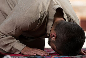 Ein Muslim beim Gebet (Symbolfoto)