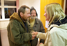 Zwei Obdachlose bedanken sich bei einer ehrenamtlichen Mitarbeiterin des Kältebus der Berliner Stadtmission für die Hilfe. (Archiv 2011)