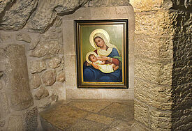 Ein Gemälde in der Milch-Grotte in Bethlehem zeigt die Gottesmutter Maria wie sie Jesus stillt. In der Grotte hat der Sage nach die Heilige Familie nach Jesu Geburt Unterschlupf gefunden, bevor sie nach Ägypten floh.