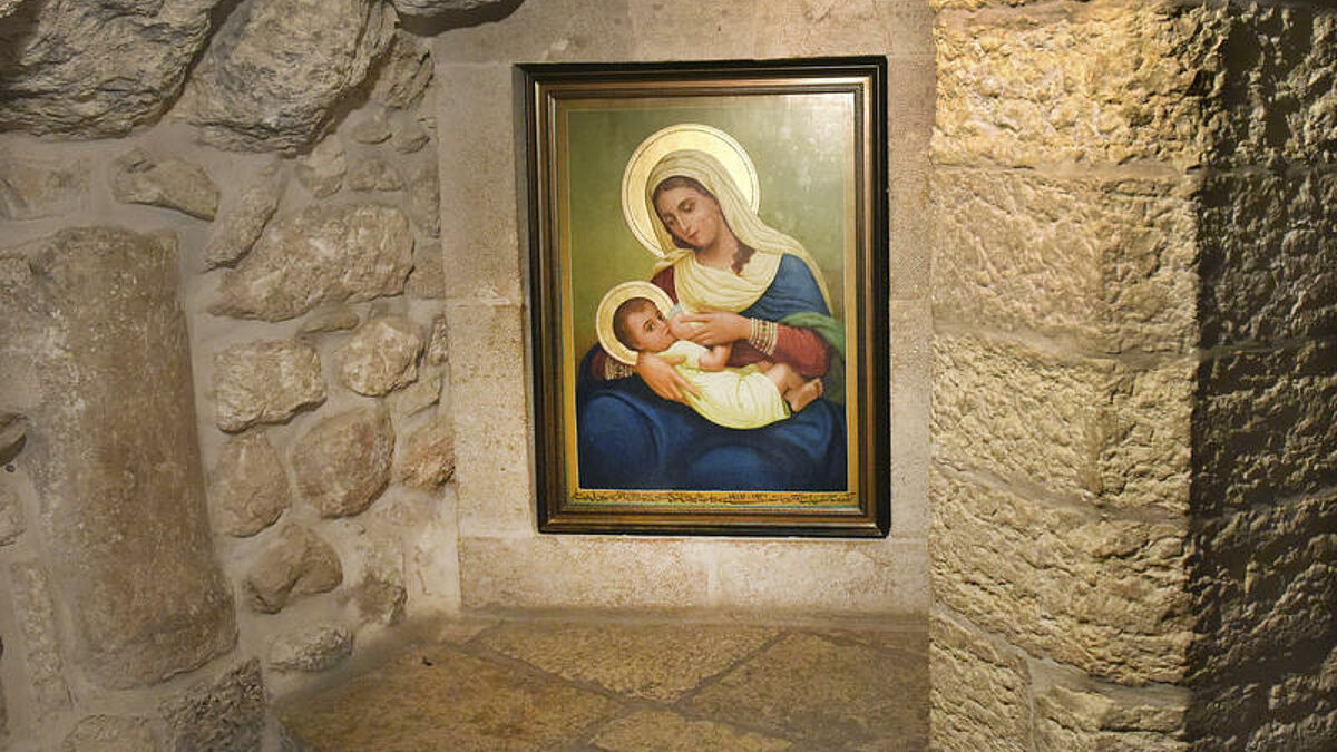 Ein Gemälde in der Milch-Grotte in Bethlehem zeigt die Gottesmutter Maria wie sie Jesus stillt. In der Grotte hat der Sage nach die Heilige Familie nach Jesu Geburt Unterschlupf gefunden, bevor sie nach Ägypten floh.