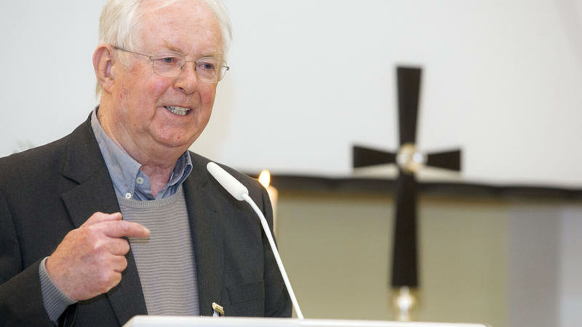 Der Theologe und Religionspädagoge Fulbert Steffensky (Foto) ist am Mittwoch (20.11.13) in der Bonner Universitäts-Schlosskirche mit dem Ökumenischen Predigtpreis geehrt worden. Der 80-Jährige erhielt die undotierte Auszeichnung für sein Lebenswerk. Steffensky habe die Predigtsprache durch "wundervoll sinnliche Bilder" geprägt, sagte die Mannheimer Pfarrerin Dorothee Löhr in ihrer Laudatio auf den Preisträger. Der Preis für die "beste Predigt" ging an die bayerische Pfarrerin Andrea Schmolke und den Freiberger Dompfarrer Jörg Coburger. Mit dem Sonderpreis für die "Beste Predigt zur Jahreslosung 2013" ehrte die Jury den früheren Klinikpfarrer Helmut Herberg aus Ulm. (Siehe epd-Meldung vom 20.11.13)