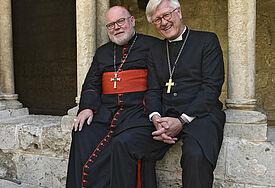 Der Vorsitzende der katholischen Deutschen Bischofskonferenz, Kardinal Reinhard Marx (l.), und der Ratsvorsitzende der Evangelischen Kirche in Deutschland (EKD), Landesbischof Heinrich Bedford-Strohm, vor der Geburtskirche in Bethlehem