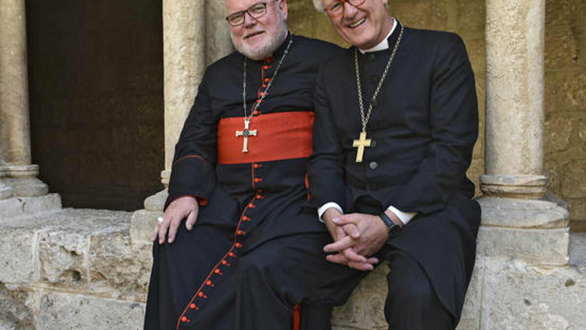 Der Vorsitzende der katholischen Deutschen Bischofskonferenz, Kardinal Reinhard Marx (l.), und der Ratsvorsitzende der Evangelischen Kirche in Deutschland (EKD), Landesbischof Heinrich Bedford-Strohm, sitzen am Mittwoch (19.10.16) vor der Geburtskirche in Bethlehem (Palaestinensisches Autonomiegebiet). Anlaesslich des 500-jaehrigen Reformationsjubilaeums 2017 sind Mititglieder des Rates der EKD und der Bischofskonferenz seit Sonntag zu einer einwoechigen Pilgerreise im Heiligen Land unterwegs.