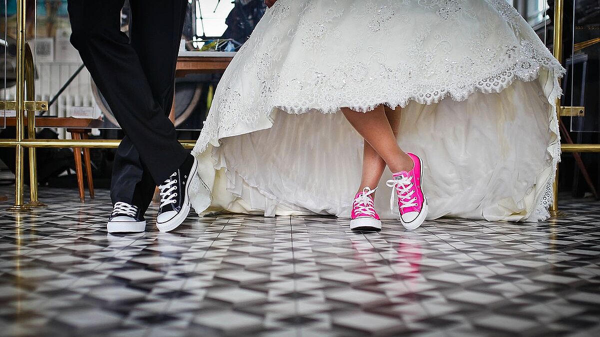 Los gehts: Ob im Brautkleid, mit Sneakers oder in Kombination: Alle, die möchten, können sich in der Pauluskirche in Hamburg-Harburg noch diesen Monat trauen lassen. 