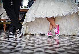 Bunte Sneakers unter dem Brautkleid und Smoking