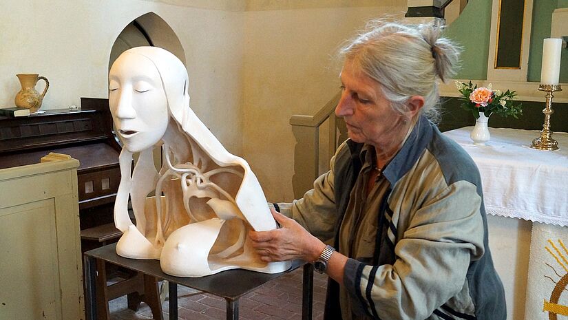 Bildhauerin Ines Diederich stellt ihre Skulptur „Prayer of hope“ (Gebet der Hoffnung) in der Grambower Kirche aus. 