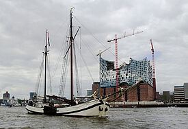 Blick von der Elbe auf die Elbphilharmonie.