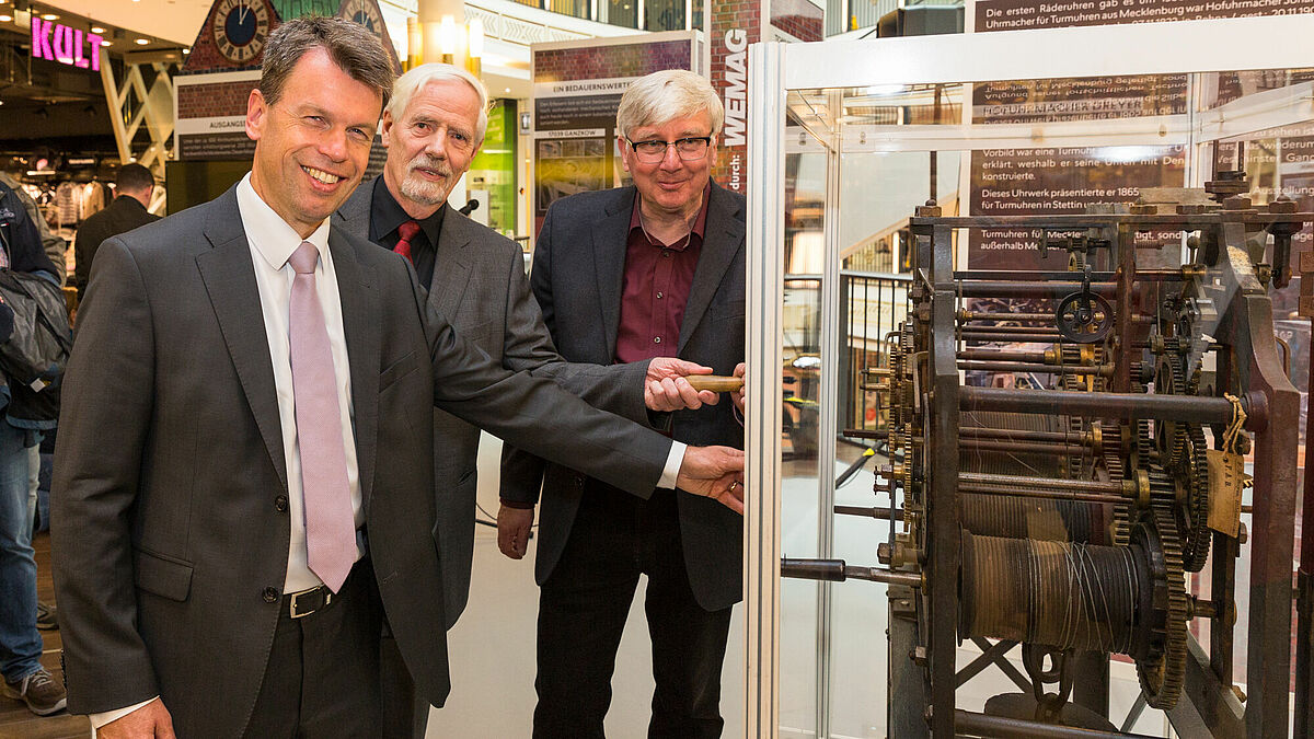 WEMAG-Vorstand Caspar Baumgart (v.l.), Wulf Kawan, Vorstandsvorsitzender der Stiftung Kirchliches Bauen Mecklenburg und Hans-Joachim Dikow  engagieren sich für das Projekt „Kirchturmuhren in Not“. 