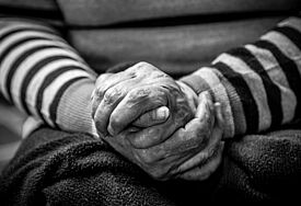 Obdachlose Frau: täglich müssen 600 Menschen ohne eigenes Zuhause zwischen 9.30 und 17 Uhr die Unterkünfte verlassen.
