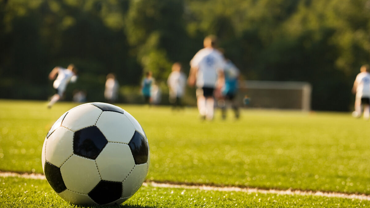 Fußball kann für positive Erfahrungen wie Motivation, Freundschaft und persönliche Erfolge sorgen.