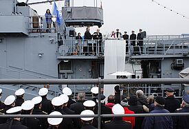 Bischof Magaard während der Predigt auf dem Minensuchboot "Herten", im Vordergrund Soldatinnen und Soldaten und ihre Angehörigen