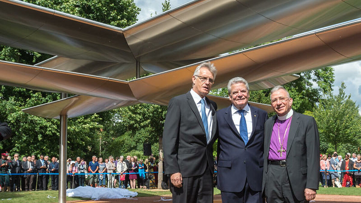 Bundespraesident Joachim Gauck (M.) hat zuusammen mit dem Praesidenten des Lutherischen Weltbundes (LWB), dem palaestinensischen Bischof Munib Younan (r.), und LWB-Generalsekretaer Martin Junge (l.) am Mittwoch (15.06.16) im Luthergarten in Wittenberg die Skulptur "Himmelskreuz" des Duesseldorfer Kuenstlers Thomas Schoenauer einweiht. Anlass war die Eroeffnung der jaehrlichen Ratstagung des LWB in Wittenberg, bei der sich ueber 200 Delegierte aus mehr als 35 Laendern bis naechsten Dienstag mit der oekumenischen Dimension des Reformationsjubilaeums 2017 auseinandersetzen. Dem Lutherischen Weltbund gehoeren 145 Mitgliedskirchen aus 98 Laendern mit gut 72 Millionen Glaeubigen an. Im naechsten Jahr wird weltweit das 500. Reformationsjubilaeum gefeiert, das auf die Veroeffentlichung der 95 Thesen Martin Luthers im Jahr 1517 in Wittenberg zurueckgeht. Der Luthergarten ist eine Parkanlage suedwestlich der Altstadt von Wittenberg und wurde vom LWB initiiert. Bis zum Reformationsjubilaeum 2017 sollen 500 Baeume auf dem ovalen, 190 Meter langen und 70 Meter breiten Gelaende wachsen, in dessen Mitte eine stilisierte Lutherrose mit Kreuz angelegt ist. Auf dieser Lutherrose wurde das Himmelskreuz installiert. (Siehe epd-Meldung vom 15.06.16)