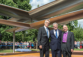 Bundespräsident Joachim Gauck (M.) hat zusammen mit dem Präsidenten des Lutherischen Weltbundes (LWB), dem palästinensischen Bischof Munib Younan (r.), und LWB-Generalsekretär Martin Junge (l.) im Luthergarten in Wittenberg die Skulptur "Himmelskreuz" einweiht. Anlass war die Eröffnung der jährlichen Ratstagung des LWB. 
