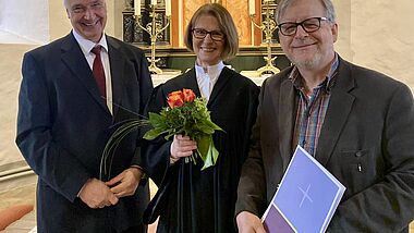 Pastor Thies Feldmann und Prädikantin Beate Schubert mit Eberhard Schubert 