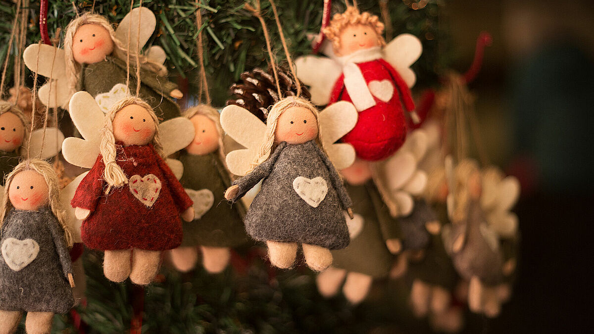 Einsamkeit belastet viele Menschen, die allein leben. Weihnachten ist das oft besonders schmerzlich.  Unsere Kirchengemeinden laden vielerorts ein, in Gemeinschaft zu feiern.