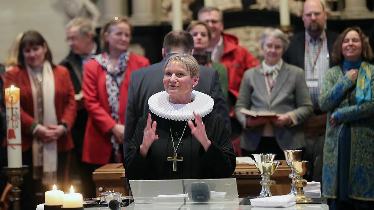Bischöfin Kirsten Fehrs beim Synodengottesdienst in der Kirche St. Lorenz