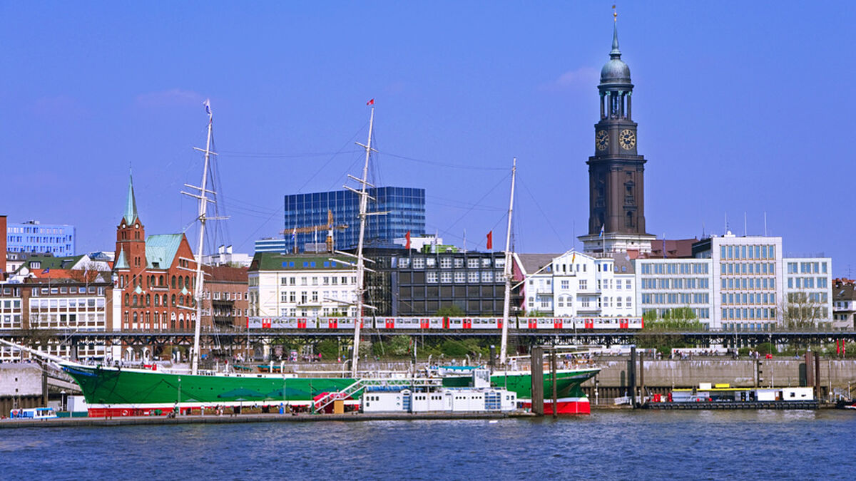 Zwei Wahrzeichen Hamburgs: der Turm der Hauptkirche St. Michaelis und das Museumsschiff Rickmer Rickmers