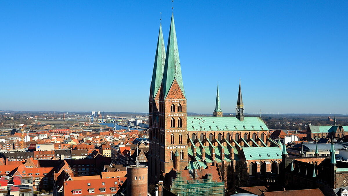 In der St. Marienkirche in Lübeck sind noch bis Mitte September Bilder zu sehen, die die Zerstörung der Synagogen thematisieren und damit nicht nur Kunst, sondern auch Mahnmal sind. 