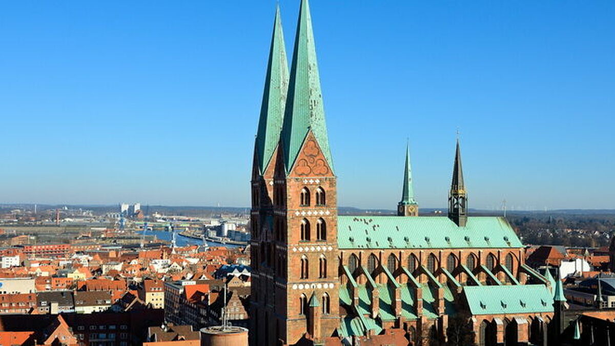 In der St. Marienkirche sind noch bis Mitte September Bilder der Synagogen zu sehen, die durch die Nazis zerstört wurden.  