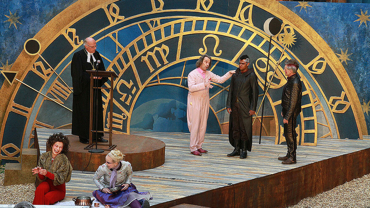 Anhand von Texten aus dem Lukasevangelium und dem Buch des Propheten Jesaja setzte Landesbischof Gerhard Ulrich sich mit dem Shakespeare-Klassiker „Othello“ auseinander. Der Abend im Innenhof des Schweriner Doms bildete für die Spielzeit 2015/16 den Abschluss der Reihe „Dialog Kirche und Bühne“, eines im Frühjahr 2015 gestarteten Gemeinschaftsprojektes des Mecklenburgischen Staatstheaters Schwerin mit der evangelischen und katholischen Kirche. Außer Landesbischof Gerhard Ulrich haben bereits Erzbischof em. Dr. Werner Thissen und Schwester Cornelia Bührle RSCJ, frühere Leiterin des Erzbischöflichen Amtes Schwerin, Theaterpredigten gehalten.