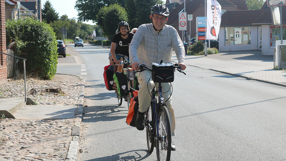 Bischof magaard ist auch in diesem Jahr an Christi Himmelfahrt mit dem Fahrrad bei deBischof Magaard ist auch in diesem Jahr an Christi Himmelfahrt mit dem Fahrrad bei der traditionellen Ausfahrt dabei, Foto: Nordkirche/Wendt traditionellen Ausfahrt dabei