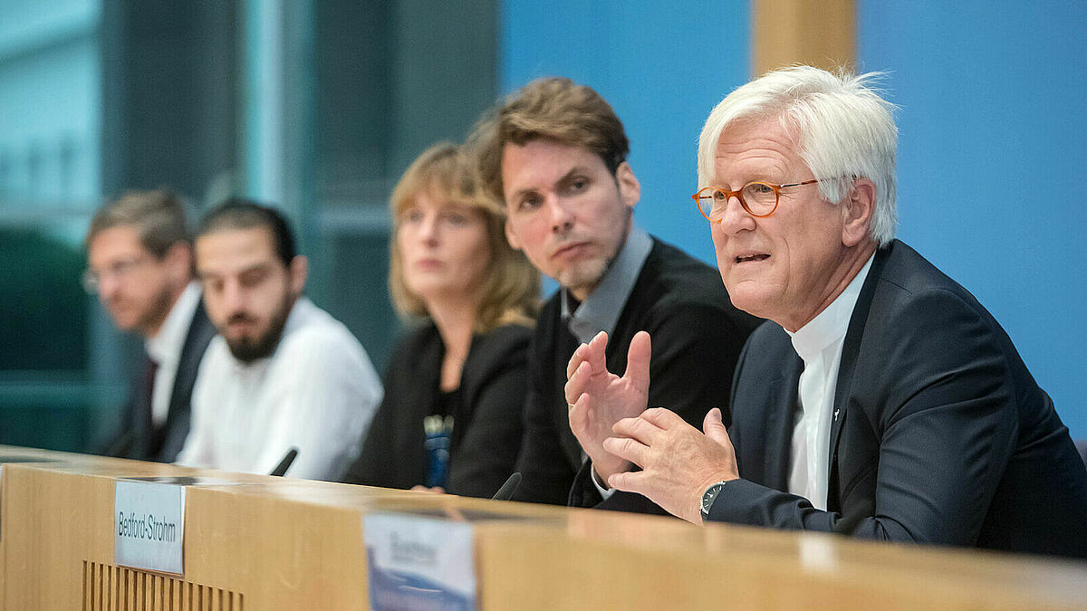 v.re.: Bedford-Strohm; Christoph Hey, Projektleiter in Libyen fuer Aerzte Ohne Grenzen; Barbara Held, Aerztin und Seenotretterin; Tareq Alaows, Koordinierungskreis Bewegung Seebruecke; Mike Schubert, Oberbuergermeister Potsdam, Mitglied im kommunalen Buendnis "Staedte Sicherer Haefen") 