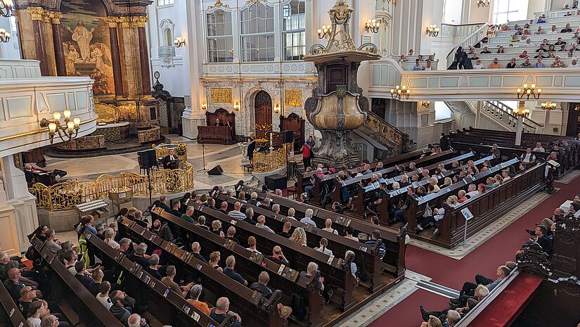 Pastor Lars Lemke beim Gottesdienst im Hamburg zum 40. Mogo. Pastor Lars Lemke beim Gottesdienst im Hamburg zum 40. Mogo.