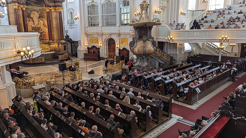 Pastor Lars Lemke beim Gottesdienst im Hamburg zum 40. Mogo.